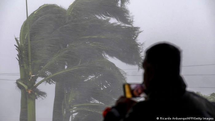 El poderoso huracán Ian golpea la costa oeste de Florida
