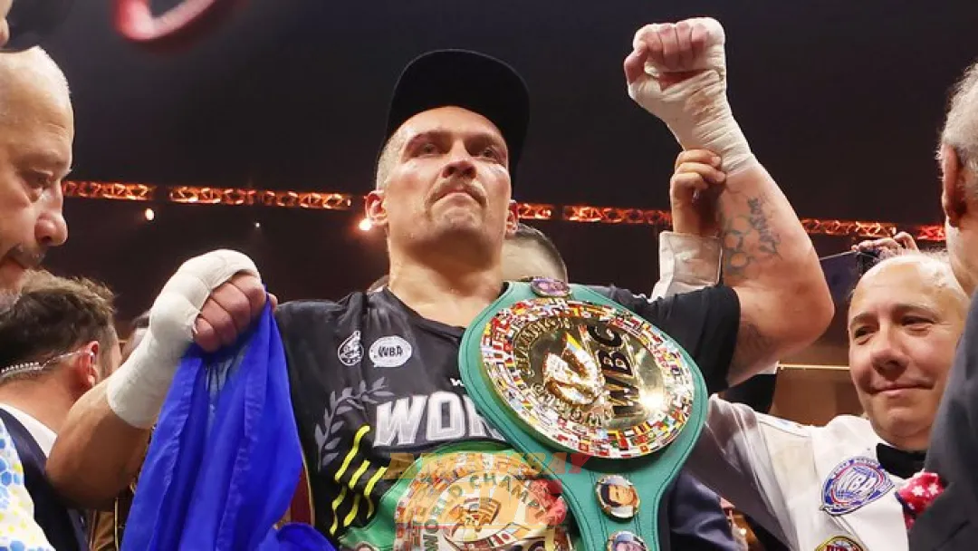 Usyk regala a Zelenski su cinturón de campeón mundial de los pesos pesados
