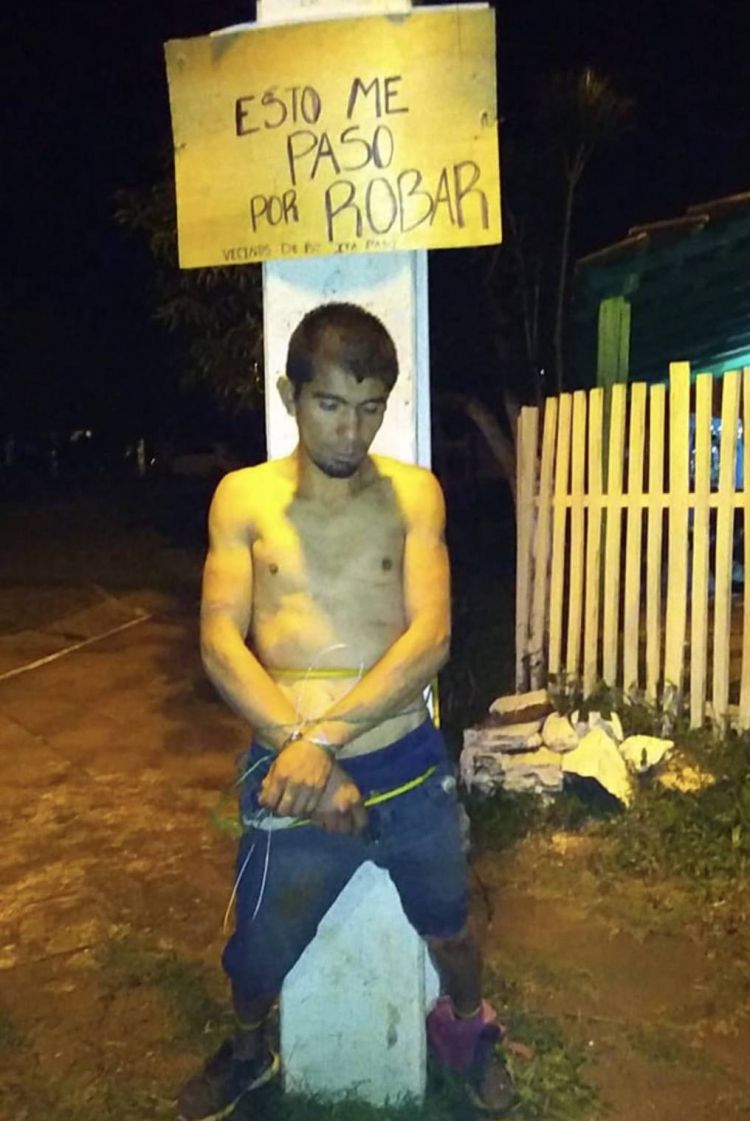 Vecinos detienen a un ladrón, lo atan por un poste y lo exponen en Encarnación