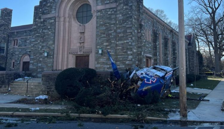 Un helicóptero médico se estrelló al costado de una iglesia en EE.UU.