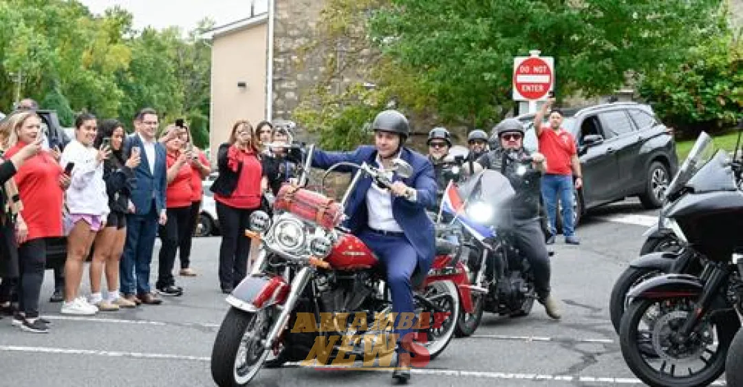 Santi Peña muestra sus dotes de motociclista en New Yersey