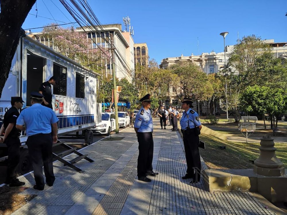 Instalan comisaría móvil en el microcentro de Asunción