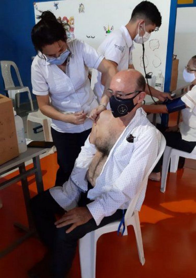 Vergenza: Ms de cien personas se vacunaron sin tener 85 aos