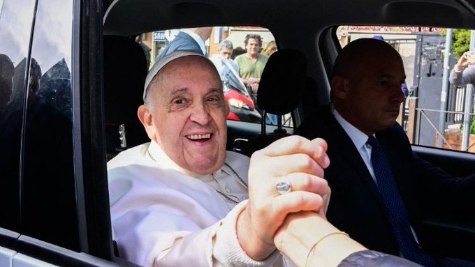 Papa Francisco fue dado de alta: “aún estoy vivo”