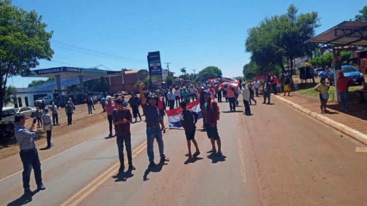 Cierre intermitente de la ruta PY06 para exigir la salida de Marito