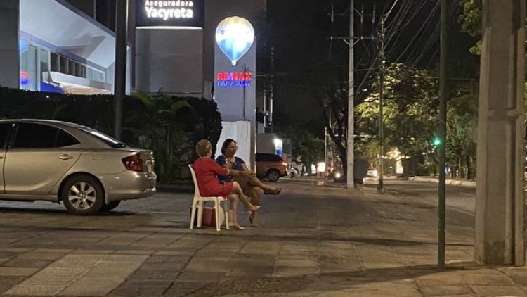 Mujer en Paraguay celebra Navidad y Año Nuevo desde hace 22 años en la calle donde falleció su hijo