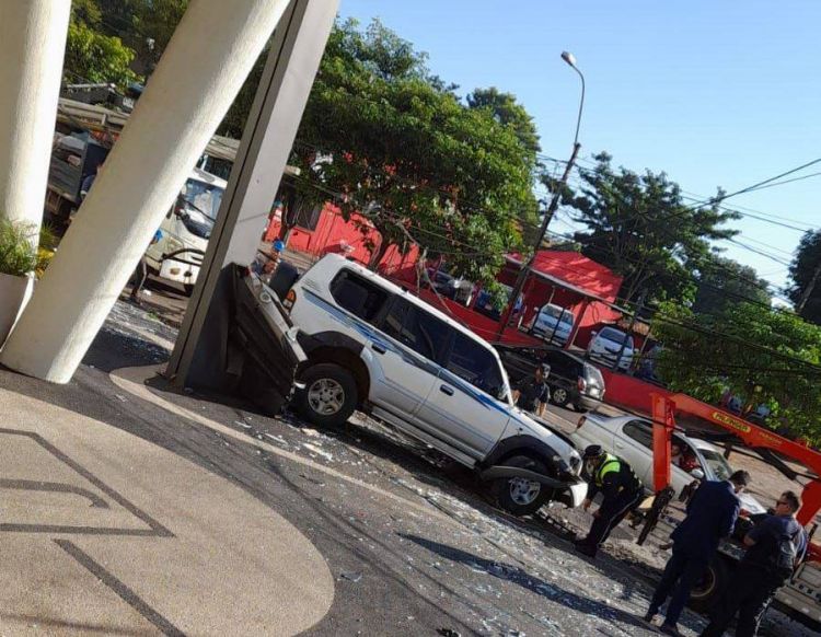 Ebrio al volante ocasiona aparatoso accidente en zona de la terminal de Asunción