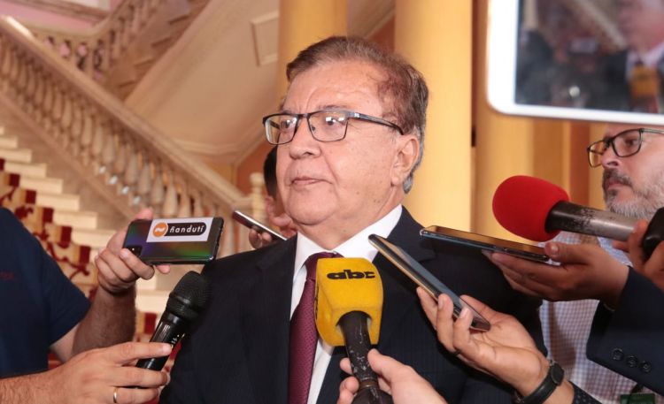 Nicanor ya no sabe qué inventar para no contar en qué gasto la plata de Yacyretá