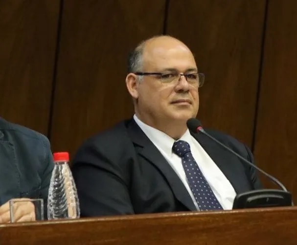 Senador dice que él puede hackear máquinas de votación