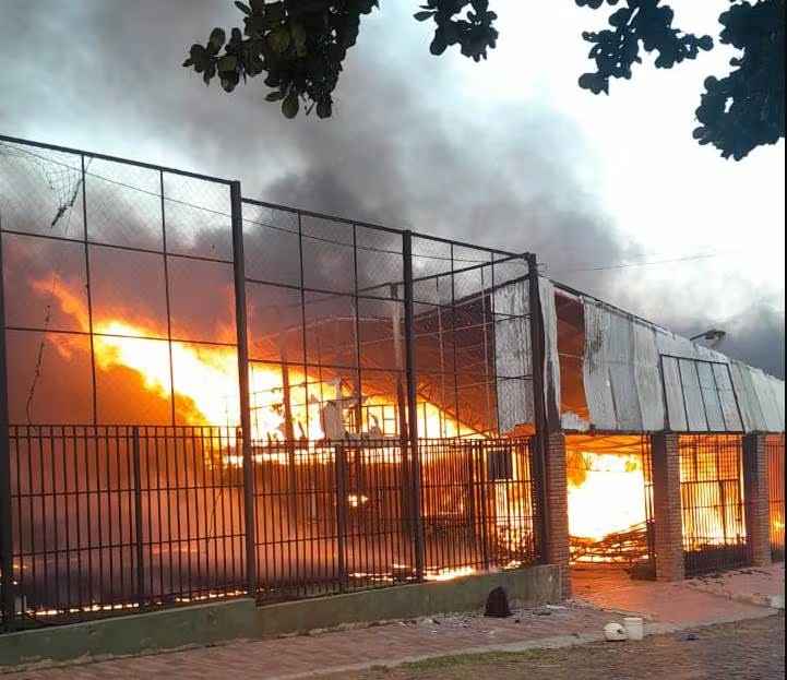 Incendio consume una colchonería en Capiatá