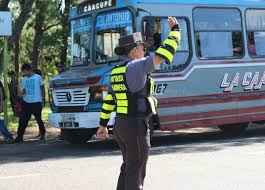 Casi 200 conductores sancionados esta semana por la Caminera