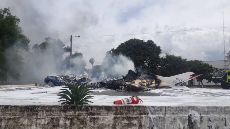Seis militares fallecidos tras caída de avioneta en la base aérea de Ñu Guasu