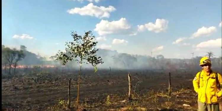 Un gran incendio amenaza con alcanzar viviendas en la ciudad de Eusebio Ayala