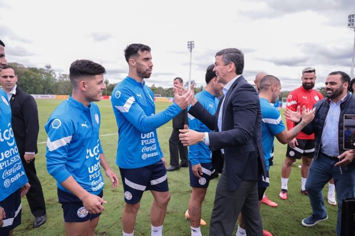 Albirroja entrena, almuerza con el Presidente Peña y se instala en el Este