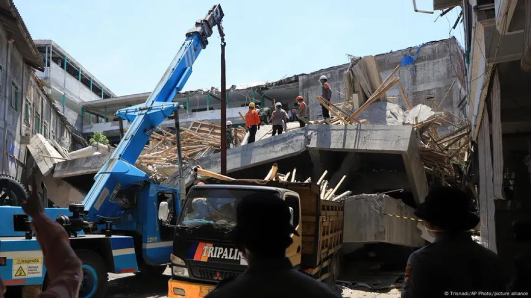 Indonesia: a 7 sube cifra de muertos por colapso de escuela