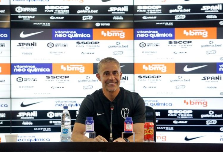 Corinthians destituye a Sylvinho tras perder el clásico