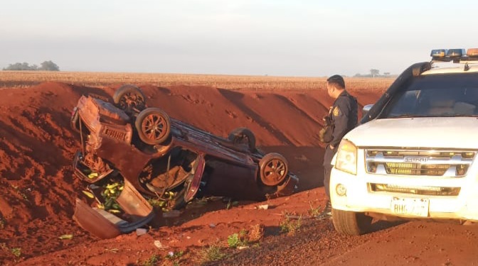 Abandonan vehículo tras aparatoso vuelco