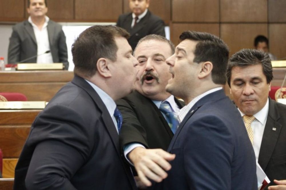 Salyn reconoció delito, dice fiscal que lo acusó, pero en Senado buscan salvarlo