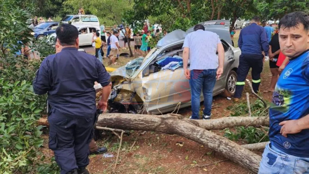 Violento choque por un árbol acaba con la vida de una madre y su hijo queda hospitalizado
