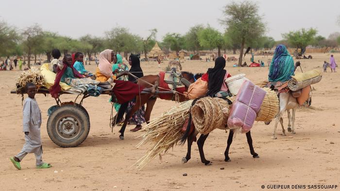 Más de cien mil personas huyeron ya de Sudán a los países vecinos