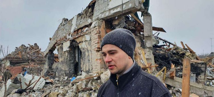 Bajo las bombas en Ucrania, Oleg llora a su mujer y desea el infierno para Putin