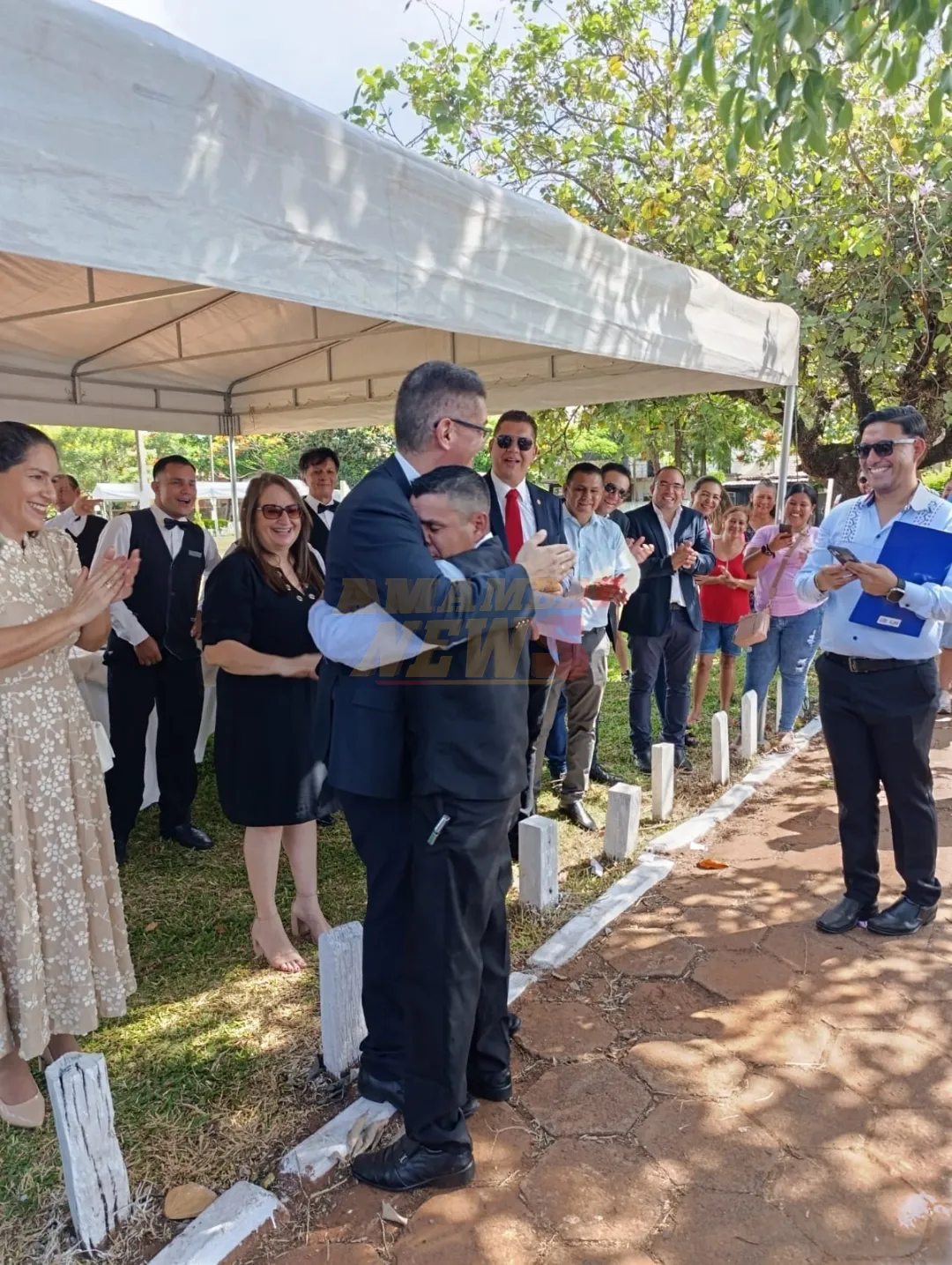 Ante la mirada de Juancho, Ronald Acevedo recibe el cariño y aprecio de un mozo