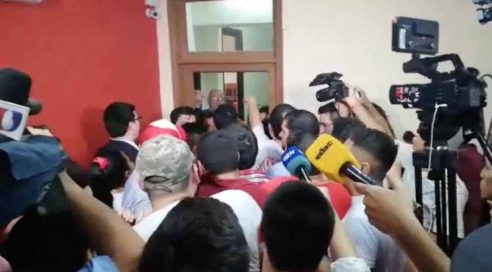 Cuestionan actitud de jóvenes seccionaleros que se atrincheraron en la ANR