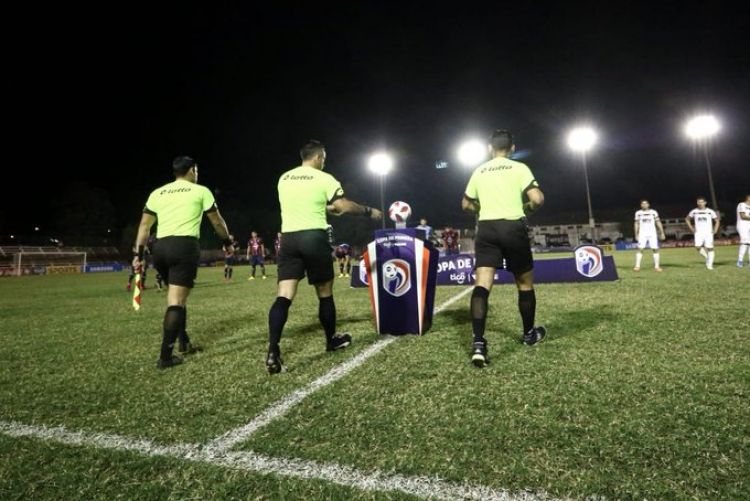 Un caso positivo de COVID-19 en el plantel de árbitros