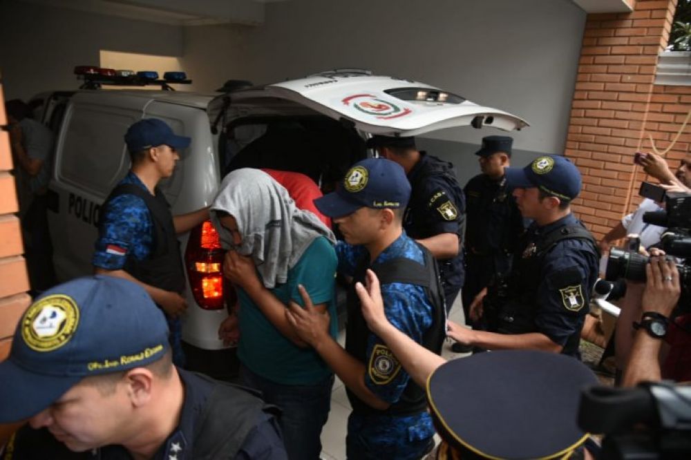 Trasladan a policías detenidos hasta la Fiscalía para prestar declaración