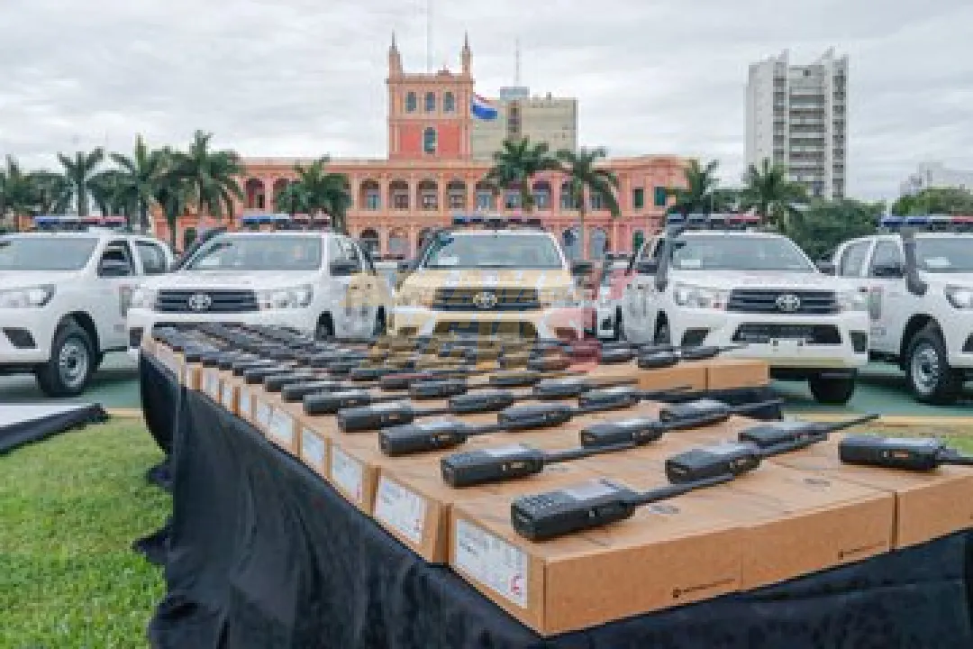 El Gobierno del Paraguay entrega 200 patrulleras y equipamientos a la Policía Nacional