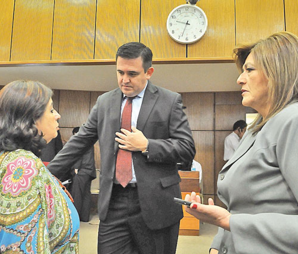 Petta amenazó primero al contralor y ahora a senadora