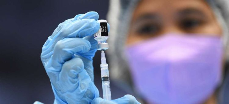 Estudios revelan que vacuna de Pfizer/BioNtech es eficaz contra ómicron tras tres dosis