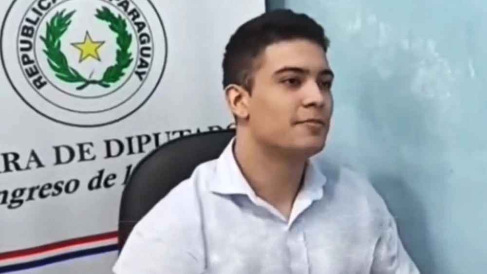 Hijo de diputada se atornilla y hace oficina con su padre