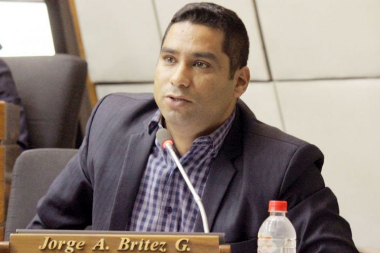 Jorge Brítez pide informes sobre salarios de policías