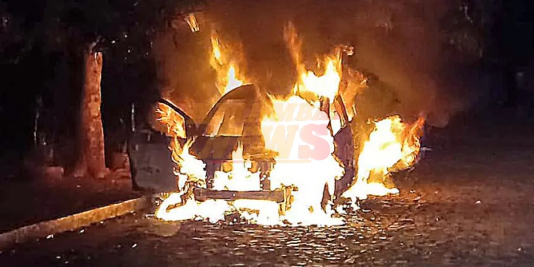Vehículo sufre voraz incendio y queda reducido a cenizas en Pdte. Franco