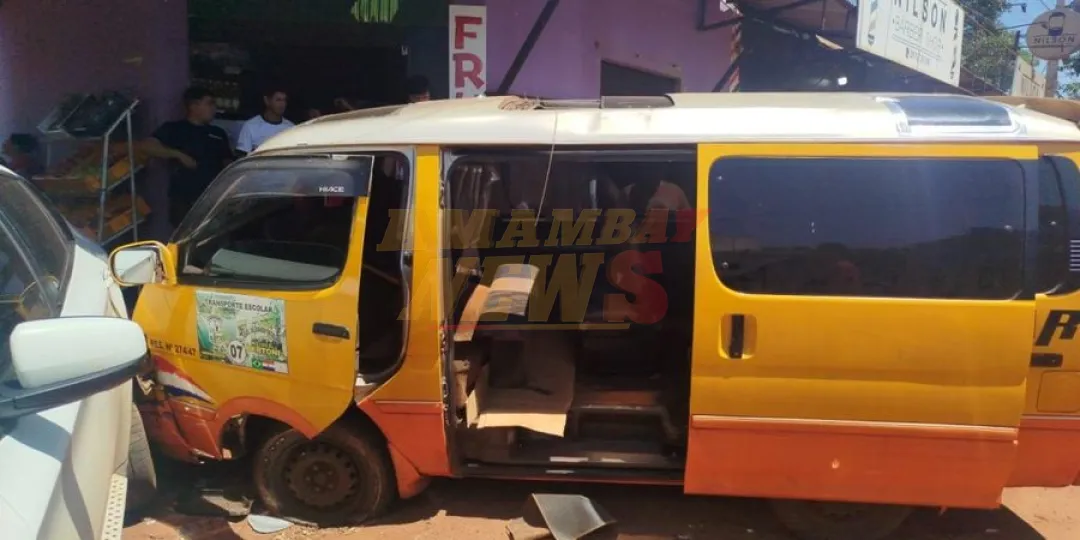 VIDEO: Transporte escolar queda sin frenos y provoca choque en Presidente Franco