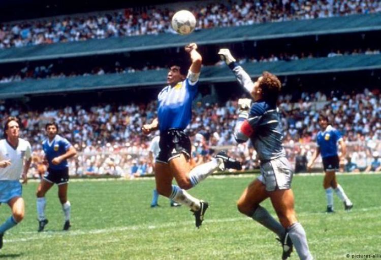 Maradona sueña con marcar con la otra mano de Dios