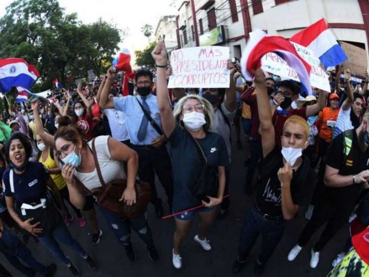 Manifestantes pidieron dialogar con Abdo Benítez y fueron reprimidos por policías