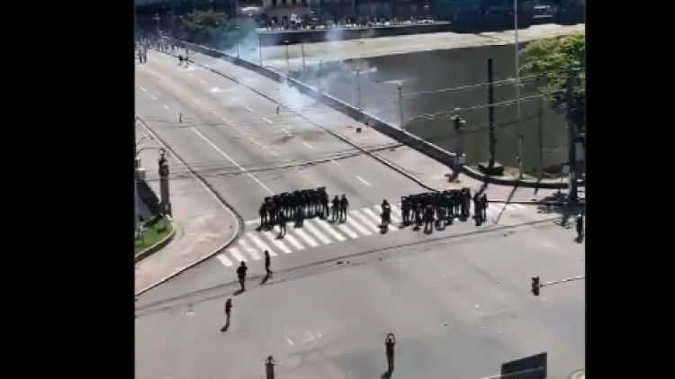 Manifestación contra Bolsonaro termina con bala de goma en Recife