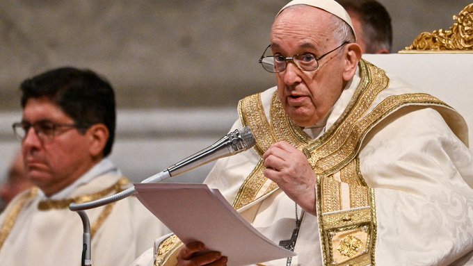 El papa Francisco preside la Vigilia Pascual tras recibir el alta hospitalaria