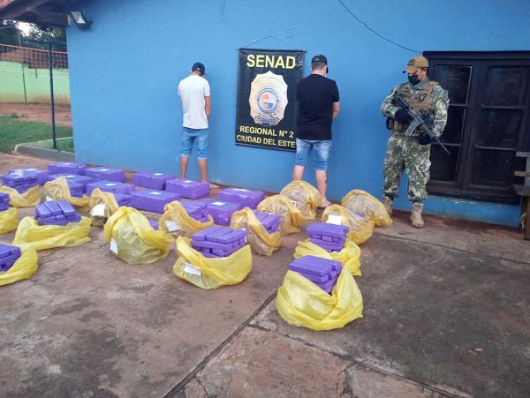 Detienen a dos presuntos narcos e incautan más de 400 kilos de marihuana