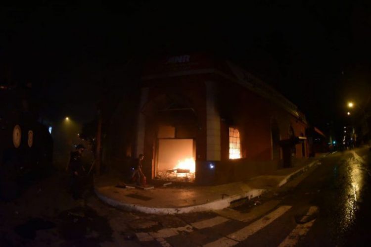 Manifestantes toman local de la ANR, incendian edificio y se registran disparos