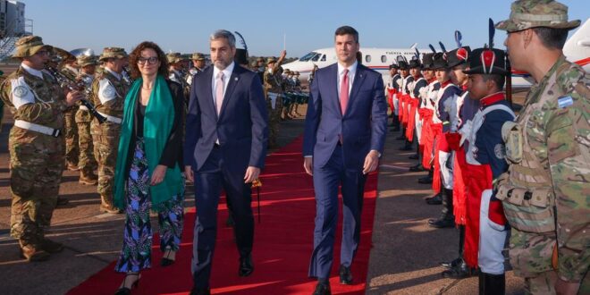 Santi y Marito llegan juntos a Puerto Yguazú para la Cumbre del Mercosur