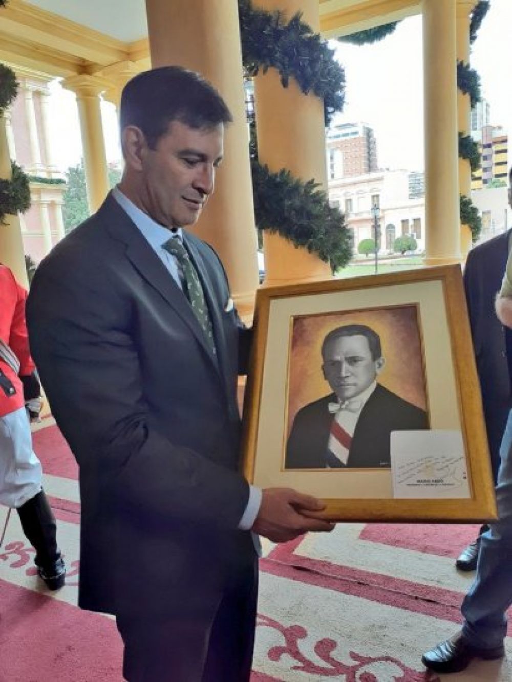 Marito obsequia retrato de Eligio Ayala a bancada del PLRA