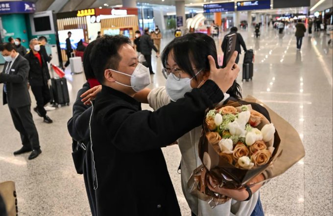 China reabre sus fronteras luego de casi 3 años y le dice adiós a su política «Covid Cero»