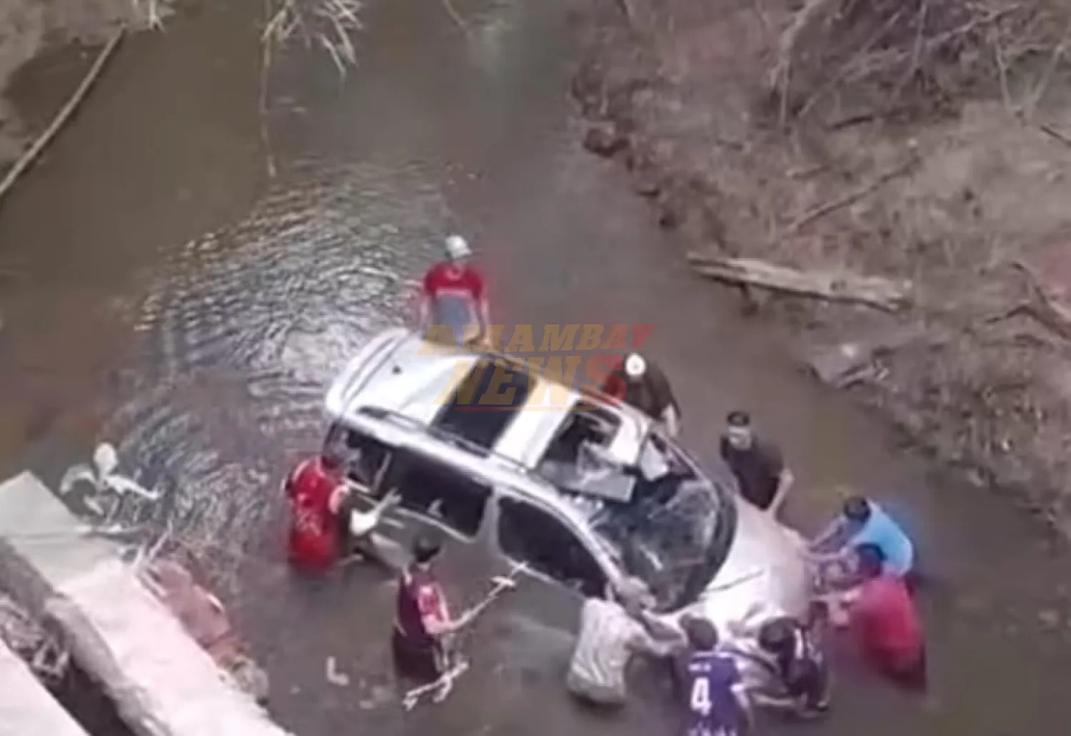Se desplomó puente y una familia cayó al arroyo en Coronel Oviedo