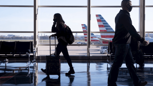 Biden quiere que las aerolíneas compensen a pasajeros por retrasos