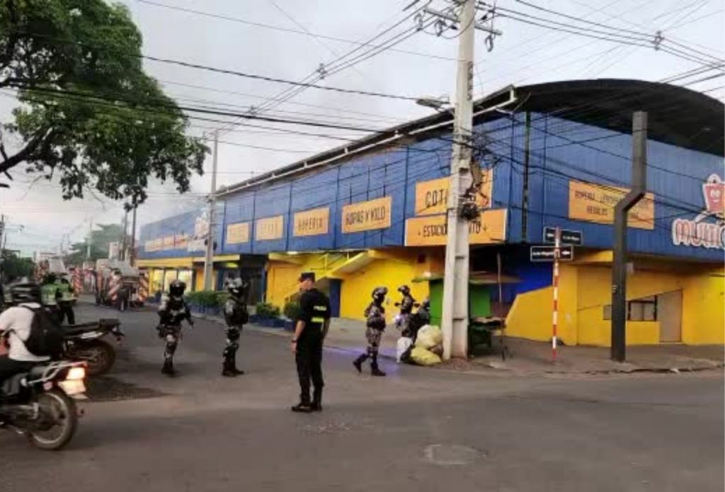 Incendio de grandes proporciones en un local comercial en Luque