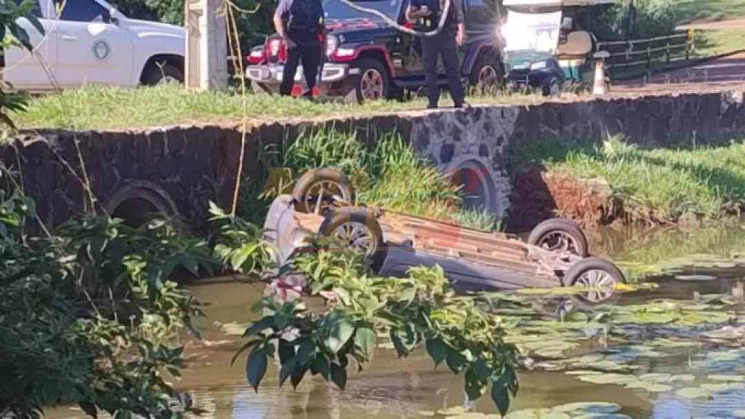 Serie de accidentes en Alto Paraná: Un fallecido, atropellados y un auto sumergido en el lago