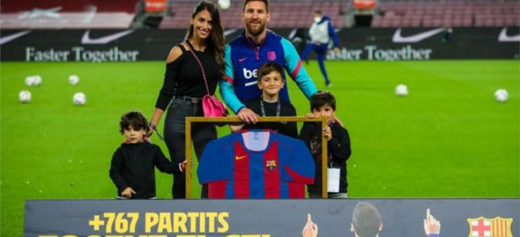 Messi fue homenajeado como el jugador con más partidos en el Barcelona